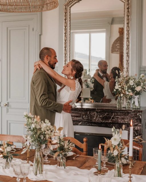 - Un mariage dans le Beaujolais -

Merveilleuse équipe ☀️
Lieu de réception : @chateaudesvierres
Photographe : @zoe.chambert.photographe
Wedding designer : @ce.bodesign
Fleuriste : @ancolie_et_camelia
MUAH : @dmarymua
Cake designer : @sugarfleurs
Costume et accessoires : @leguillou_habilleur
Robe de mariée : @ohmyrobe
Modèles : @nalalachance  @ely0yo
Bijoux : @hbyhortense_
Organisation : @sothisislove.weddingplanner 

Pour réserver une mise en beauté de mariée, contactez-moi en mp ou via mon site en description !